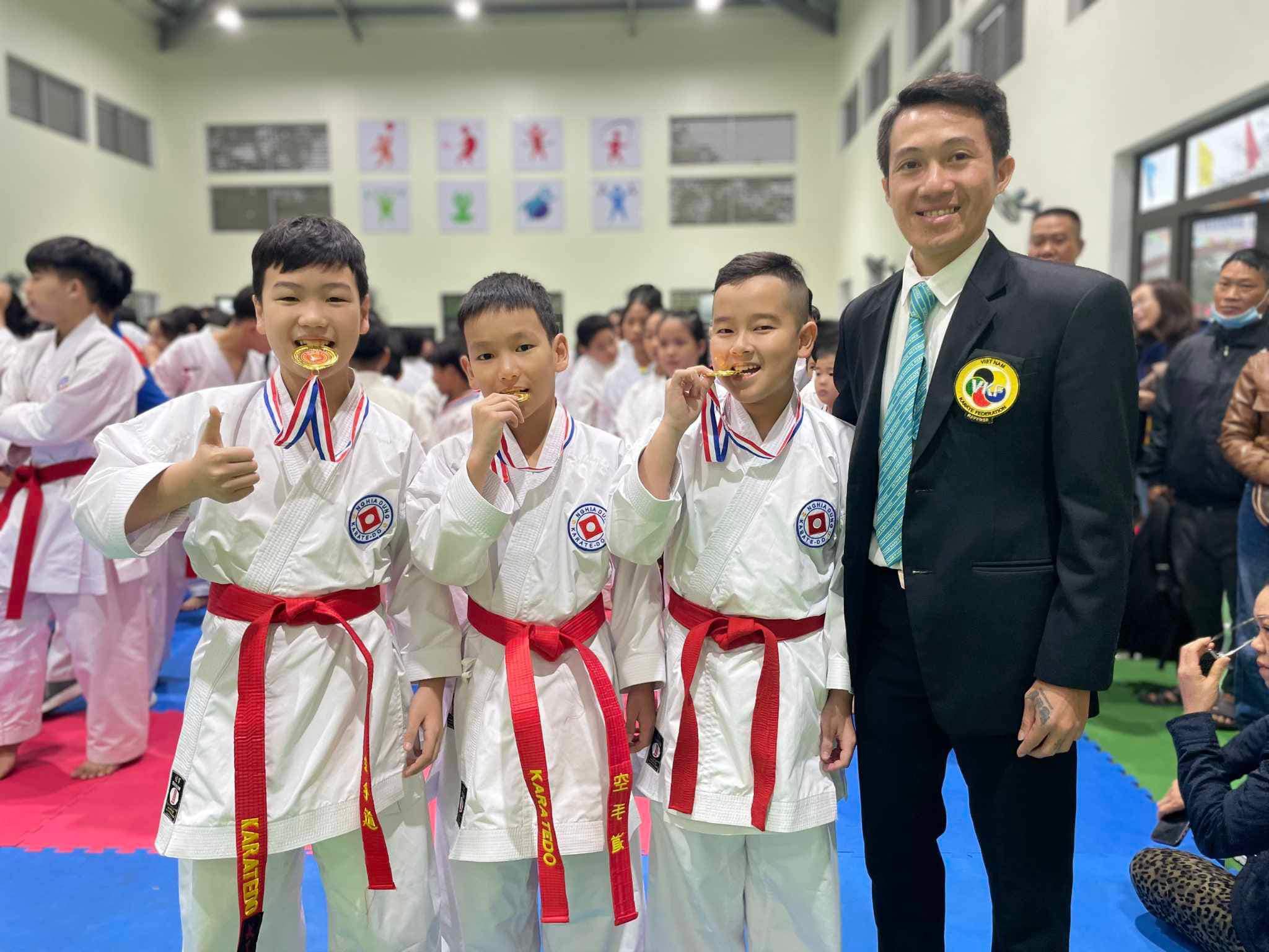 Chúc mừng đội tuyển Karate trường Trưng Vương đạt Huy Chương Vàng trong 